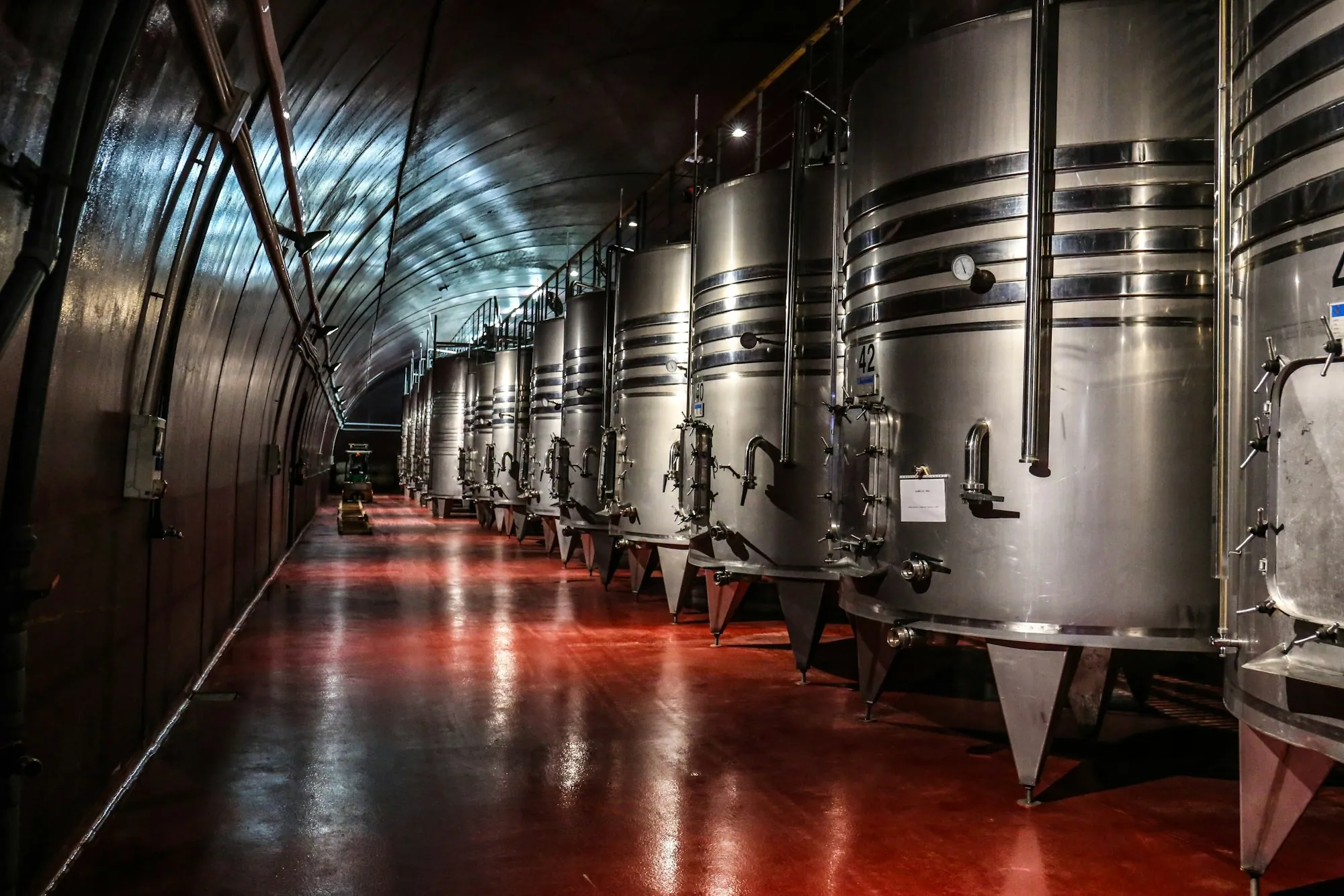Hall de production avec cuves en inox