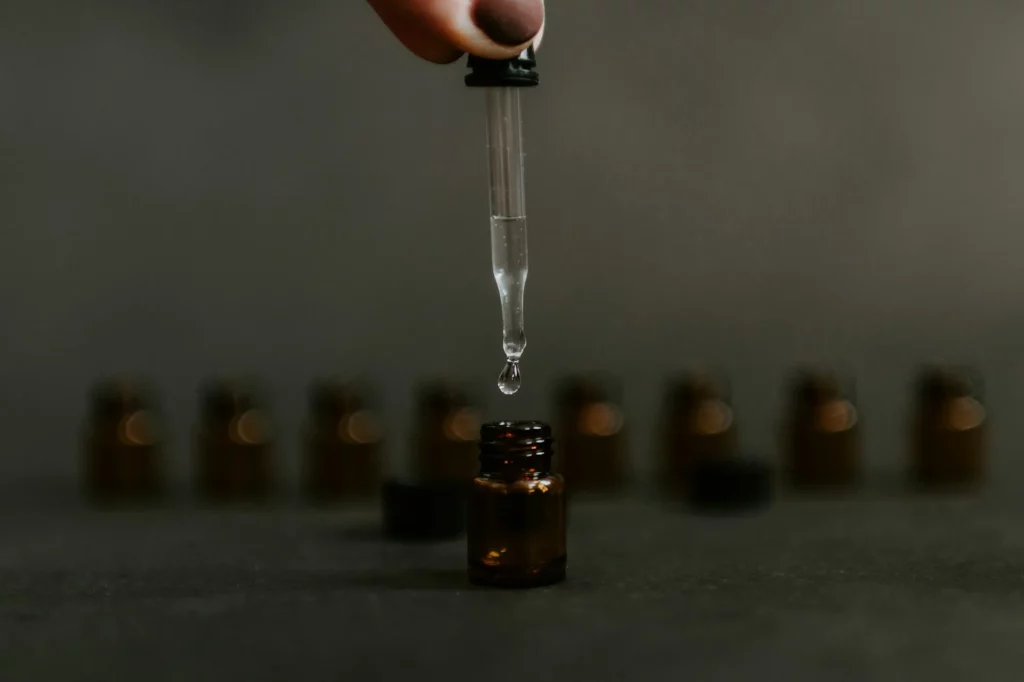Pipette et flacons d'extraits végétaux